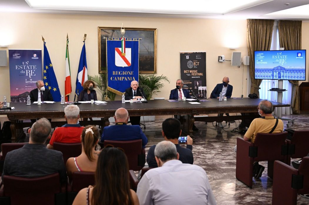 conferenza stampa De Luca Campania Reggia di Caserta 