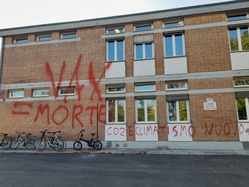 liceo carpi vandalismo no vax