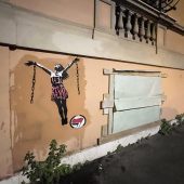 Nuova opera della Street Artist Laika davanti all'Ambasciata di Ungheria a Roma: rappresentata Ilaria Salis